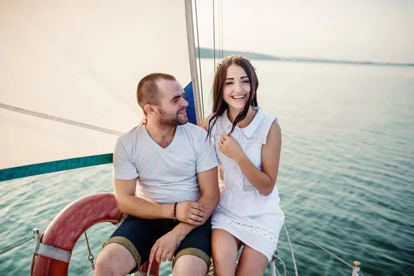 Giovane bella coppia sposata innamorata allo yacht in vacanza . — Foto Stock
