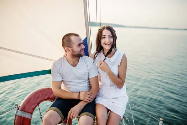 Genç güzel yat, aşık çift tatilde evlendi..
