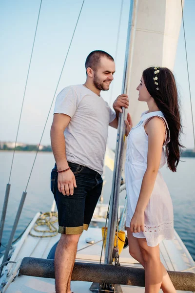 Genç güzel yat, aşık çift tatilde evlendi..