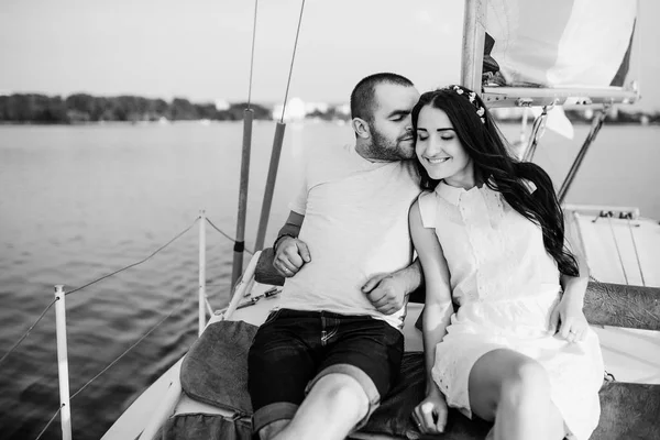 Gyönyörű fiatal házaspár, a szerelem a jacht a nyaralás. — Stock Fotó