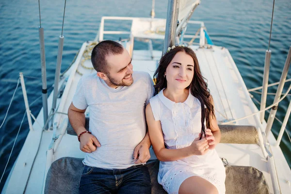 Νέοι όμορφη παντρεμένο ζευγάρι στην αγάπη με το σκάφος για τις διακοπές. — Φωτογραφία Αρχείου