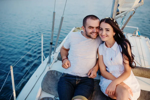 Ung vacker gift par i kärlek vid båten på semester. — Stockfoto