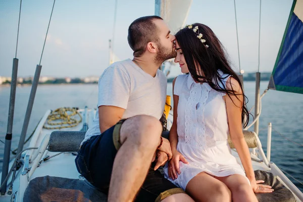 Genç güzel yat, aşık çift tatilde evlendi..