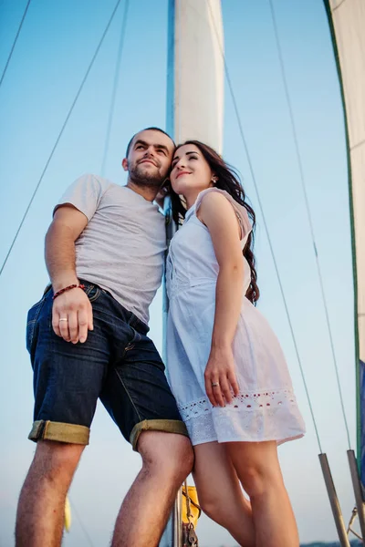 Junges schönes verliebtes Ehepaar auf der Jacht im Urlaub. — Stockfoto