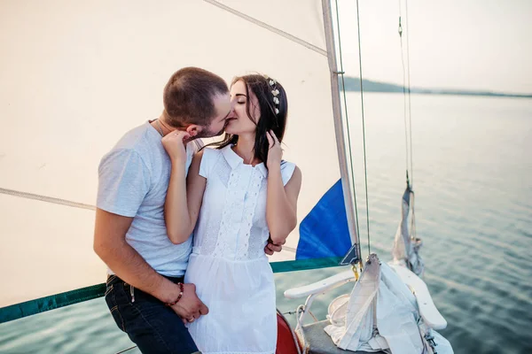 Junges schönes verliebtes Ehepaar auf der Jacht im Urlaub. — Stockfoto