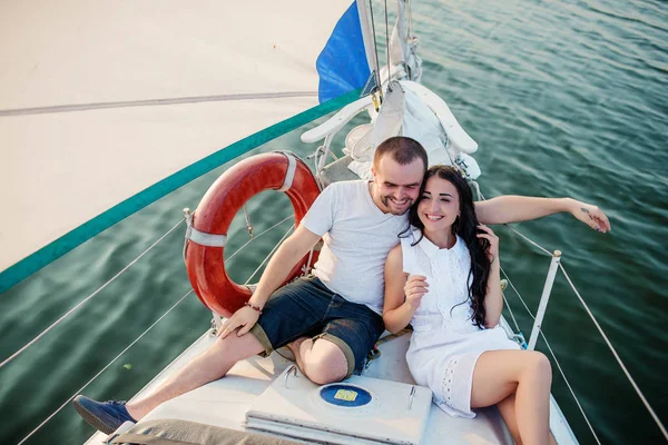 Giovane bella coppia sposata innamorata allo yacht in vacanza . — Foto Stock