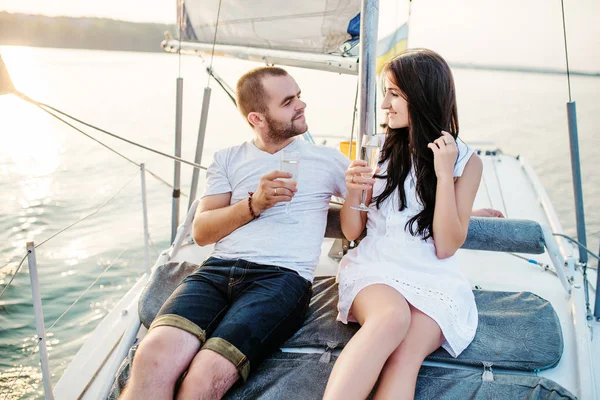 Ung vacker gift par i kärlek vid båten på semester. — Stockfoto