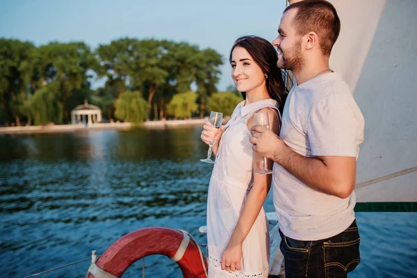 Ung vacker gift par i kärlek vid båten på semester. — Stockfoto