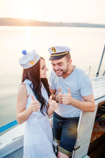 Giovane bella coppia sposata innamorata allo yacht in vacanza — Foto Stock