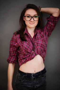 Dikey rahat c gözlük ile esmer kız portresi