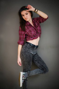 Dikey rahat c gözlük ile esmer kız portresi