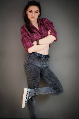 Dikey rahat c gözlük ile esmer kız portresi