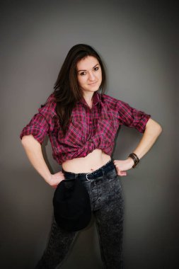 Rahat kıyafetler backgr giyen kap ile esmer kız portresi