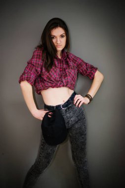 Rahat kıyafetler backgr giyen kap ile esmer kız portresi