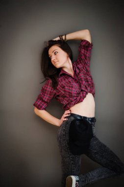 Rahat kıyafetler backgr giyen kap ile esmer kız portresi