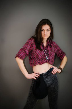 Rahat kıyafetler backgr giyen kap ile esmer kız portresi