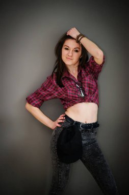 Rahat kıyafetler backgr giyen kap ile esmer kız portresi