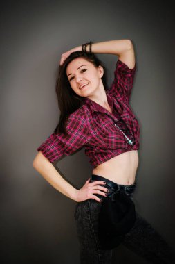 Rahat kıyafetler backgr giyen kap ile esmer kız portresi