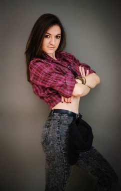 Rahat kıyafetler backgr giyen kap ile esmer kız portresi