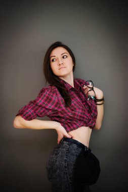 Rahat kıyafetler backgr giyen kap ile esmer kız portresi