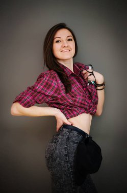 Rahat kıyafetler backgr giyen kap ile esmer kız portresi