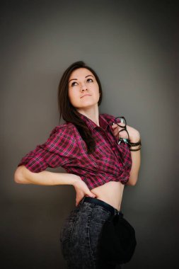 Rahat kıyafetler backgr giyen kap ile esmer kız portresi