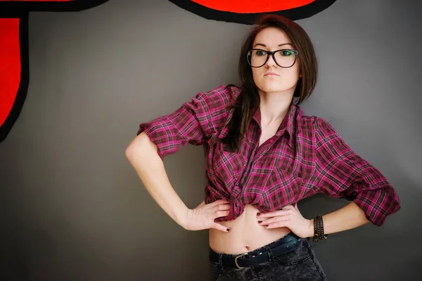 Porträtt av brunett flicka på glasögon bär casual kläder tillbaka — Stockfoto