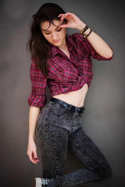 Verticale portret van brunette meisje met brildragende casual c — Stockfoto