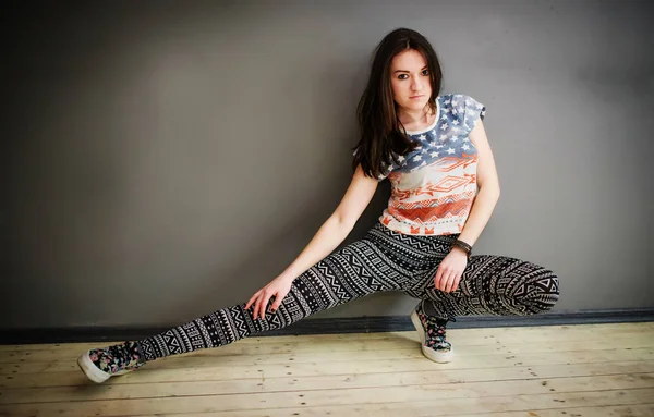 Meisje van de straat danser het dragen van casual kleding op leggings achtergrond — Stockfoto