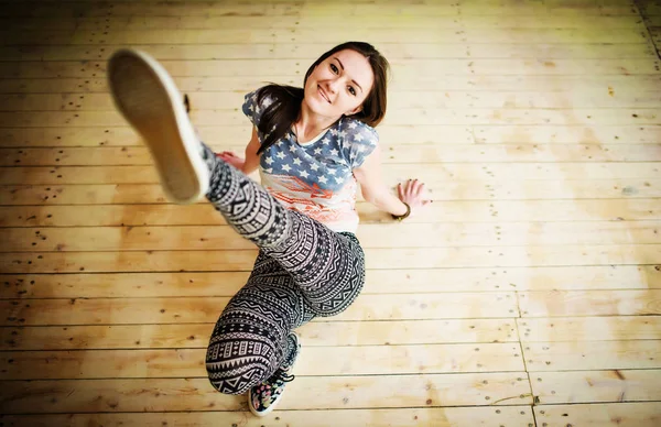 Meisje van de straat danser het dragen van casual kleding op leggings vergadering ba — Stockfoto