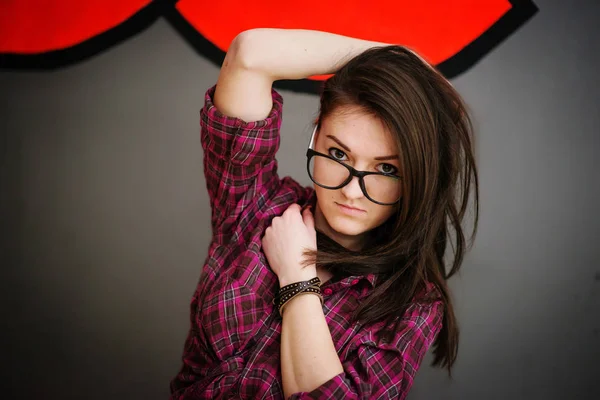 Portret brunetka dziewczyna na okulary na sobie ubranie wstecz Obrazek Stockowy