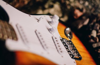 Yerde elektrik gitar dizeleri kapatın.