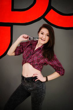 Esmer sokak dansçı kız giyiyor rahat kıyafetler arka plan gr