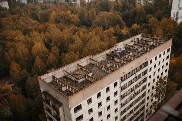Vue panoramique aérienne de la zone d'exclusion de Tchernobyl avec les ruines d'un — Photo