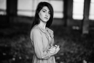 Sevimli genç esmer kız portresi yakından biraz büstü