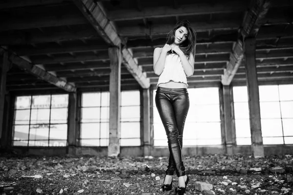 Porträtt av ung Söt brunett flicka klädd på svart läder pa — Stockfoto
