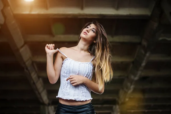 Porträt des jungen netten brünetten Mädchens trägt auf schwarzem Leder pa — Stockfoto