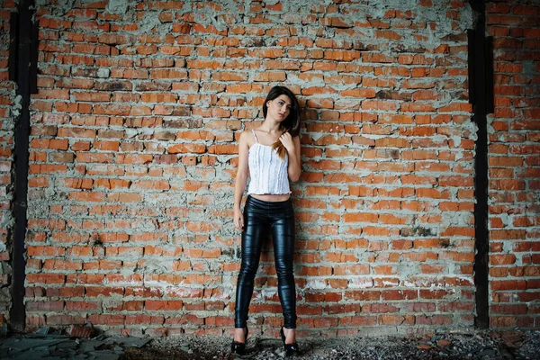 Retrato de joven linda chica morena fondo ladrillo pared . — Foto de Stock