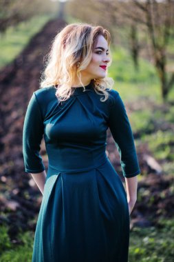 Bahar bahçe yeşil elbise, Yong zerafet sarışın kız