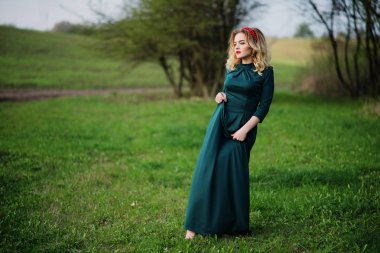 Bahar bahçe yeşil elbise, Yong zerafet sarışın kız