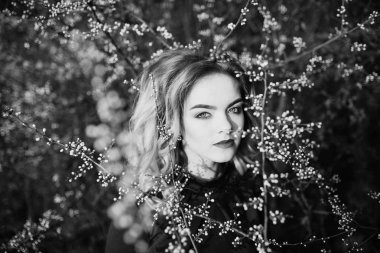 Yeşil elbise, yong zerafet sarışın kız portresi kapatın