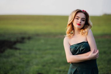 Bahar bahçe yeşil elbise, Yong zerafet sarışın kız