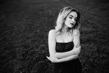 Bahar bahçe yeşil elbise, Yong zerafet sarışın kız