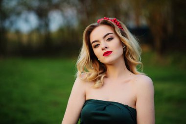 Bahar bahçe yeşil elbise, Yong zerafet sarışın kız