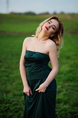 Bahar bahçe yeşil elbise, Yong zerafet sarışın kız