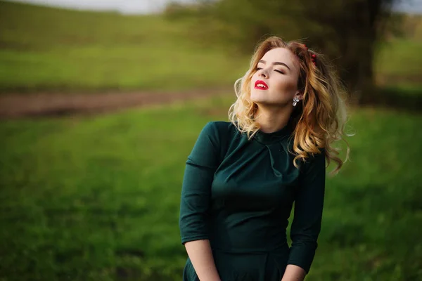 Yong elegancia chica rubia en vestido verde en el jardín en primavera —  Fotos de Stock