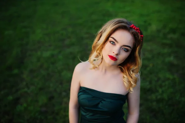 Yong elegância menina loira no vestido verde no jardim na primavera — Fotografia de Stock