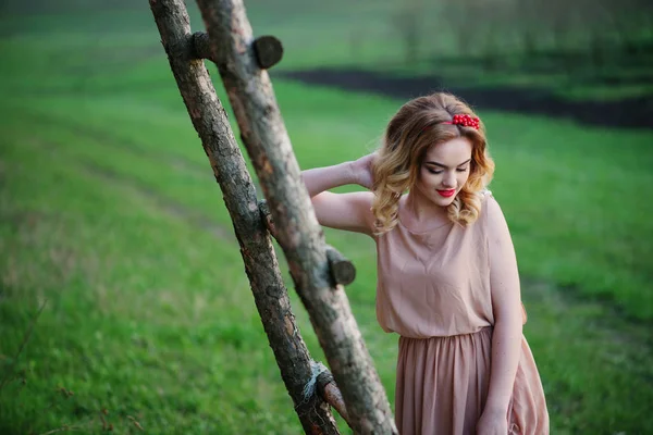 Yong zerafet sarışın kıza Bahçe zemin üzerine gül elbise — Stok fotoğraf