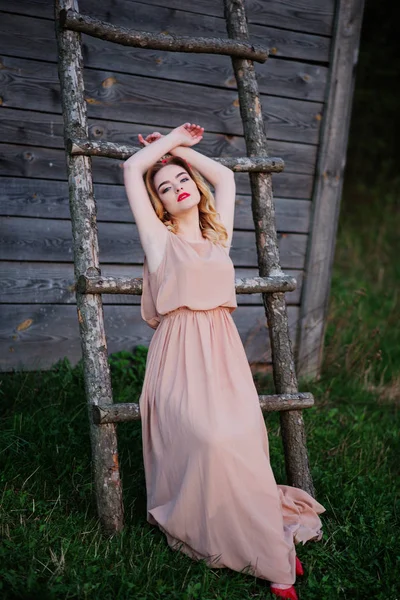 Yong élégance fille blonde à robe rose sur le fond du jardin — Photo
