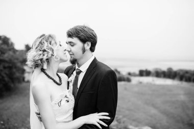 Düğün çifti üzerinde bulutlu hava açık aşık kucaklayan. Blac